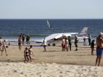 pesawat-ringan-cessna-melakukan-pendaratan-darurat-di-sebuah-pantai_20170803_213824.jpg