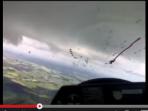 pesawat-saat-masuk-ke-awan-cumulonimbus_20150106_094847.jpg