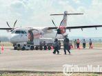 pesawat-wings-air-saat-menurunkan-penumpang-di-bandara-trunojoyo-sumenep.jpg