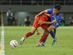 pesepak-bola-arema-fc-arkhan-fikri-mengadang-pesepak-bola-borneo-fc-di-final-piala-presiden-2024.jpg