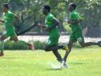 pesepak-bola-asing-asal-kamerun-emile-mbamba_20150219_160612.jpg