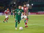 pesepak-bola-persebaya-wildan-ramdhani-menggiring-bola-dalam.jpg