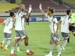 pesepak-bola-persib-bandung-david-da-silva-kiri-tos-dengan-rekannya-daisuke-sato.jpg