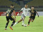 pesepak-bola-persib-bandung-david-da-silva-tengah-mendapat.jpg