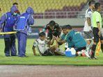 pesepak-bola-persib-bandung-zalnando-tengah-mendapat-penanganan-medis.jpg