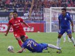 pesepak-bola-persis-solo-alfath-fathier-kiri-melewati-adangan-pesepak-bola-psis-semarang.jpg