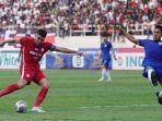 pesepak-bola-persis-solo-fabiano-beltrame-kiri-melepaskan-tendangan-saat-melawan-psis-semarang.jpg
