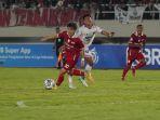 pesepak-bola-persis-solo-ryo-matsumura-dan-persita-tangerang-fahreza-sudin.jpg