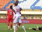 pesepak-bola-psm-makassar-latyr-fall-selebrasi-setelah-mencetak-gol-ke-gawang-borneo-fc.jpg