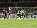 pesepak-bola-pss-sleman-nemanja-kojic-mencetak-gol-ke-gawang-persib.jpg