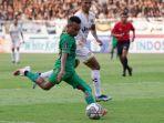 pesepak-bola-pss-sleman-todd-ferre-kiri-hendak-menendang-bola-ke-gawang-dewa-united.jpg