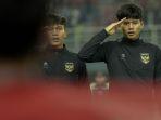 pesepak-bola-timnas-indonesia-hormat-kepada-bendera-merah-putih.jpg