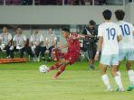 pesepak-bola-timnas-indonesia-marselino-ferdinan-melakukan-tendangan-bebas-ke-gawang-china-taipei.jpg