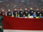 pesepak-bola-timnas-indonesia-menyanyikan-lagu-indonesia-raya-sebelum-laga.jpg