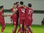 pesepak-bola-timnas-indonesia-merayakan-gol-marselono-ferdinan.jpg