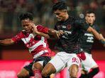 pesepakbola-persis-solo-ramadhan-sananta-saat-berduel-melawan-pemain-madura-united.jpg