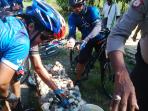 pesepeda-jelajah-sepeda-papua-pilih-batu-akik_20150604_151215.jpg