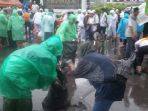 peserta-aksi-112-punguti-sampah-di-kawasan-masjid-istiqlal_20170211_073002.jpg
