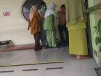 peserta-aksi-22-mei-dipapah-suster-setelah-mengalami-luka-di-bagian-mata-akibat-terkena-gas-air-mata.jpg
