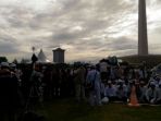 peserta-aksi-berdatangan-ke-monas-meski-gerimis_20161202_085837.jpg