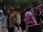 peserta-fashion-show-saat-beraksi-di-halaman-masjid-agung.jpg