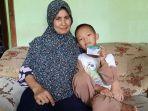 peserta-jkn-kis-asal-cianjur-eulis-siti-muplihah-bersama-putranya-rizky-maulana.jpg