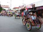 peserta-khitan-massal-mengikuti-arak-arakan-memakai-becak_20170831_223757.jpg