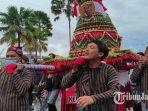 peserta-kirab-gunungan-lima-tiba-di-kawasan-makam-bung-karno.jpg