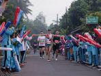 peserta-lari-borobudur-marathon-2022-mendapat-sambutan-warga.jpg
