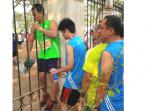 peserta-mandiri-jakarta-marathon-panjat-pagar_20151025_100352.jpg