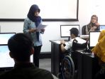 peserta-seleksi-mahasiswa-difabel-kerjakan-soal-dengan-kaki_20190716_191354.jpg