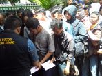 peserta-tilang-teriaki-warga-yang-menyerobot-antrean_20161209_151651.jpg