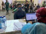 peserta-vaksinasi-menunggu-pengecekan-kesehatan-di-grab-vaccine-center-uny.jpg