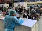 peserta-vaksinasi-menunggu-pengecekan-kesehatan-di-grab-vaccine-center.jpg