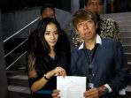 pesinetron-bella-luna-ferlin-23-bersama-pengacaranya-henry-indraguna_20170406_221916.jpg