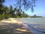 pesisir-pantai-pulau-ngenang-yang-berpasir-putih_20160303_175649.jpg