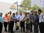 pesona-hotel-serahkan-hewan-qurban_20170831_132958.jpg