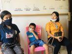 pesta-br-simamora-dan-anaknya-duduk-di-ruangan.jpg