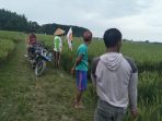 petani-di-oku-timur-mengusir-hama-burung-yang-menyerang_20181105_104112.jpg