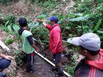 petani-memperbaiki-sumber-air-untuk-lahan-pertanian.jpg