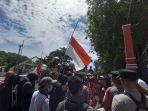 petani-poso-kibarkan-bendera-setengah-tiang-1.jpg