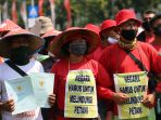 petani-sumatera-utara-demo-di-depan-istana-negara_20200826_171650.jpg
