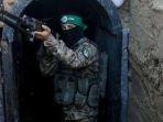 petempur-brigade-al-qassam-sayap-militer-gerakan-hamas-mengarahkan-senapan-serbunya.jpg