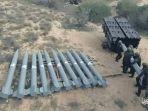 petempur-hamas-dari-brigade-al-qassam-memuat-rudal-rudal-ke-alat-peluncur.jpg