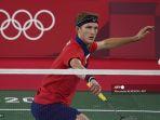 petenis-denmark-viktor-axelsen-melepaskan-tembakan-ke-gawang-kalle-koljonen.jpg