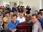 Tahlil Menggema, Momen Haru Pelepasan Jenazah Haerul Saleh ke Kolaka, Istri Tak Kuasa Tahan Tangis
