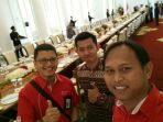 petuga-telkomsel-melakukan-swa-foto-di-lingkungan_20170303_004743.jpg