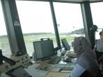 petugas-airnav-bertugas-di-menara-atc_20160622_073118.jpg