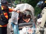 petugas-akan-mengevakuasi-asnan-di-becaknya-kamis-2232018_20180322_123858.jpg