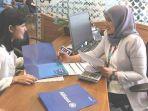 petugas-allianz-indonesia-melayani-nasabah.jpg
